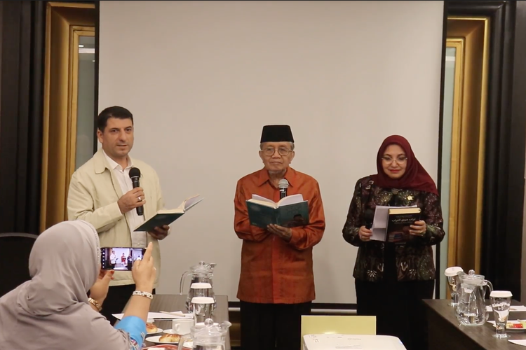 Pembacaan puisi dalam 3 bahasa yang dibawakan oleh Penyair Nasional Buya Taufiq Ismail dalam Bahasa Indonesia, Prof. Amany Lubis dalam Bahasa Arab serta Bapak Cumhur Cil dalam Bahasa Turki.