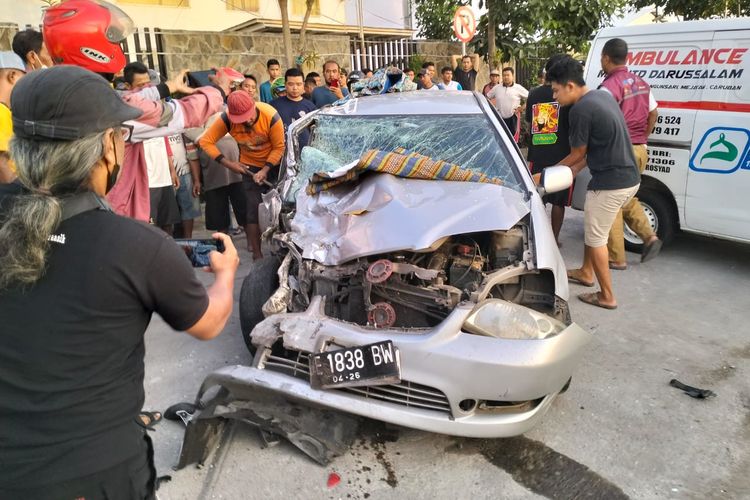 RINGSEK--Inilah kondisi mobil Toyota Vios yang dikemudikan Soegeng Harijanto (51, korban kecelakaan beruntun yang melibatkan dua mobil dan satu sepeda motor di depan PT Inka Multi Solution (IMS) di  ruas jalan Madiun – Surabaya,  Desa Bagi, Kecamatan Madiun, Kabupaten Madiun, Jawa Timur, Minggu (25/8/2022) sore. Mobil korban ringsek setelah bertabrakan dengan mikrobus l