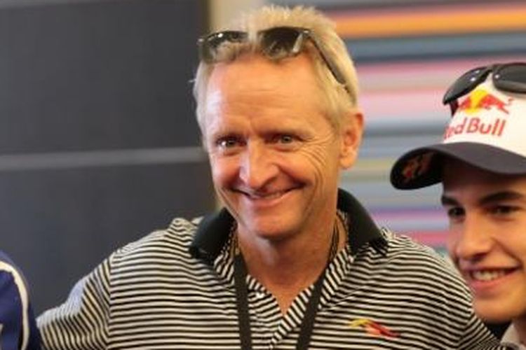 Mantan pebalap asal Amerika Serikat, Kevin Schwantz (tengah), berpose bersama Valentino Rossi (kiri) dan Marc Marquez.