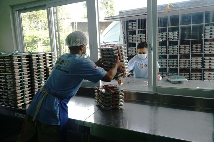 Ilustrasi - Petugas bersiap mendistribusikan paket makanan program MBG di salah satu satuan Pelayanan Pemenuhan Gizi (SPPG) Tulungagung, Jawa Timur, Selasa (4/11/2025). 