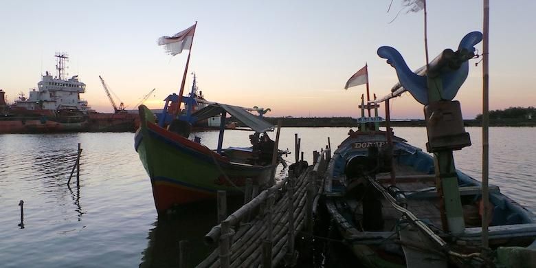 Kapal-kapal nelayan merapat di tepi Pantai Kejawanan, Cirebon, Jawa Barat, Jumat (26/6/2015). Nelayan di tepi pantai akan menawarkan jasa untuk berkeliling dengan tarif Rp5.000-Rp10.000.