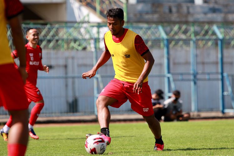 Pemain Madura United asal Aceh saat latihan perdana seusai libur selama 5 bulan akibat pandemi virus corona di Stadion Gelora Bangkalan, Jawa Timur, Jumat (21/08/2020) pagi. 