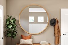 6 Cara Menggunakan Cermin di Area Pintu Masuk Rumah