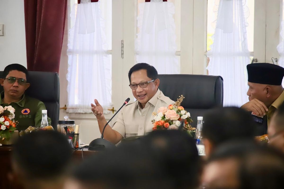 Menteri Dalam Negeri (Mendagri) Muhammad Tito Karnavian saat memimpin Rapat Koordinasi Percepatan Rehabilitasi dan Rekonstruksi Pascabencana Provinsi Sumbar di Auditorium Istana Gubernur Sumbar, Kota Padang, Selasa (13/1/2026).
