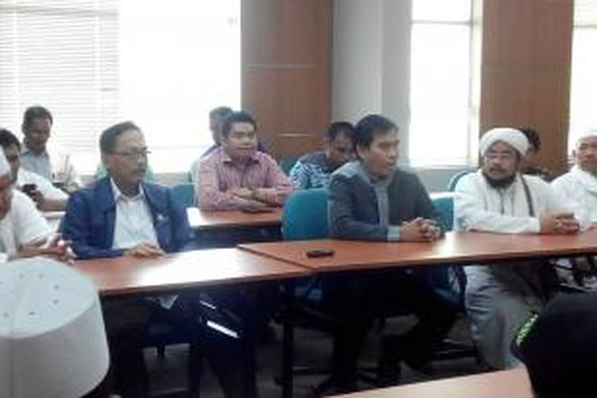Dua anggota DPRD DKI Johan Musyawa dan Syarifudin menerima perwakilan Gerakan Masyarakat Jakarta di gedung DPRD, Senin (1/6/2015). 
