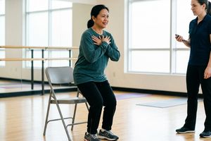 Mengukur Kekuatan Otot Kaki dengan Tes Sit to Stand, Dokter Jelaskan Caranya