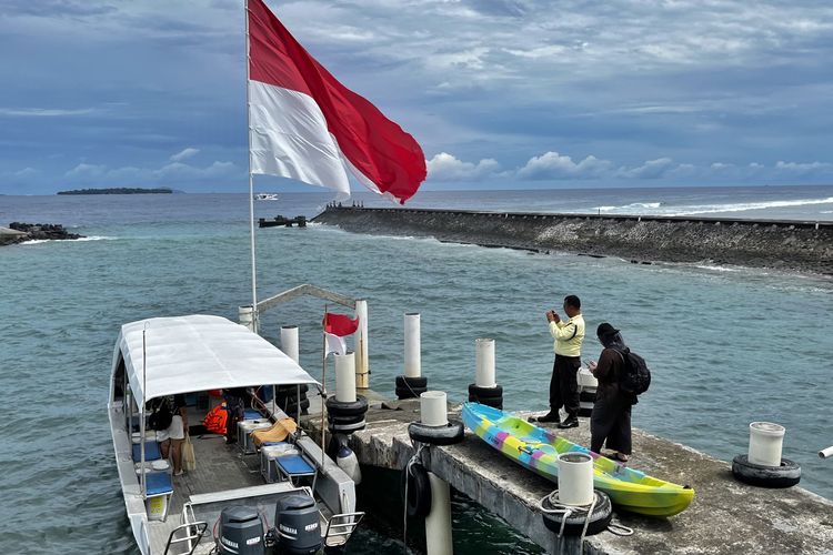 Keberangkatan wisatawan menuju Pulau Bunaken dari dermaga Grand Luley Manado, Sulawesi Utara, Kamis (30/10/2025). 