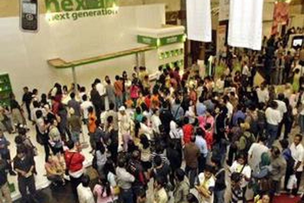 Ratusan pengunjung mengatre di depan stand Nexian saat Festival Komputer Indonesia 2009 di Jakarta Convention Center (JCC), Kamis (11/6/2009). Mereka rela berdesakkan demi mendapatkan sebuah ponsel terbaru dengan harga murah.
