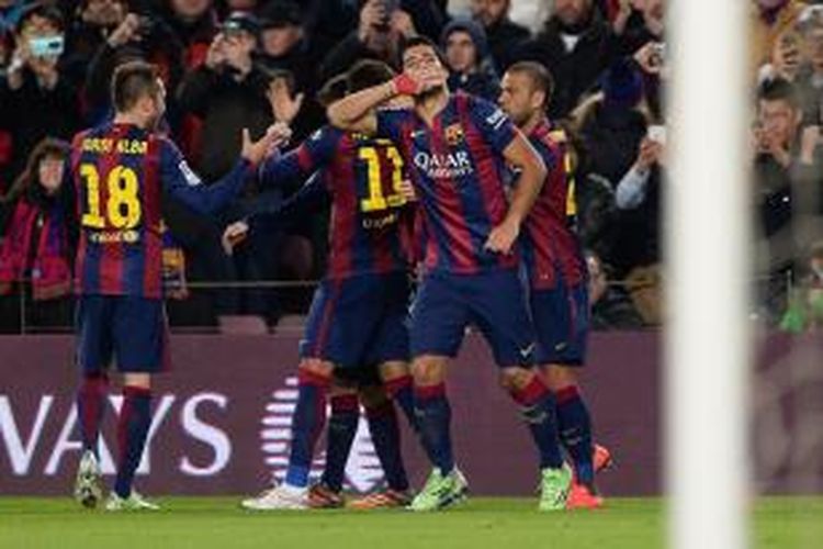 Seleberasi bomber Barcelona, Luis Suarez, seusai mencetak gol ke gawang Atletico Madrid, Minggu atau Senin (12/1/2015) dini hari WIB. 