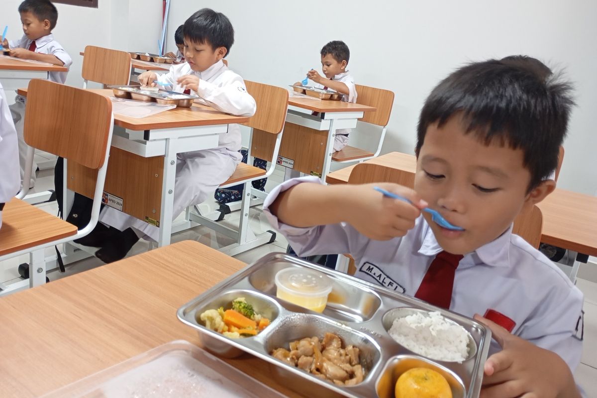 Dapat Ayam Teriyaki dalam  Menu Makan Bergisi Gratis, Siswa di Bogor: Aku Suka Banget