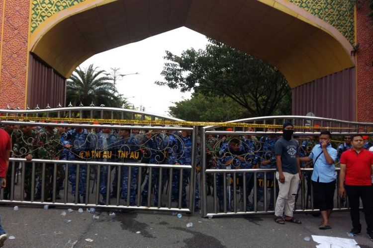 Petugas kepolisian dan TNI melakukan pengamanan terhadap Neno Warisman di gerbang Bandara SSK II Pekanbaru, Riau, pasca penghadangan sekelompok massa, Sabtu (25/8/2018).