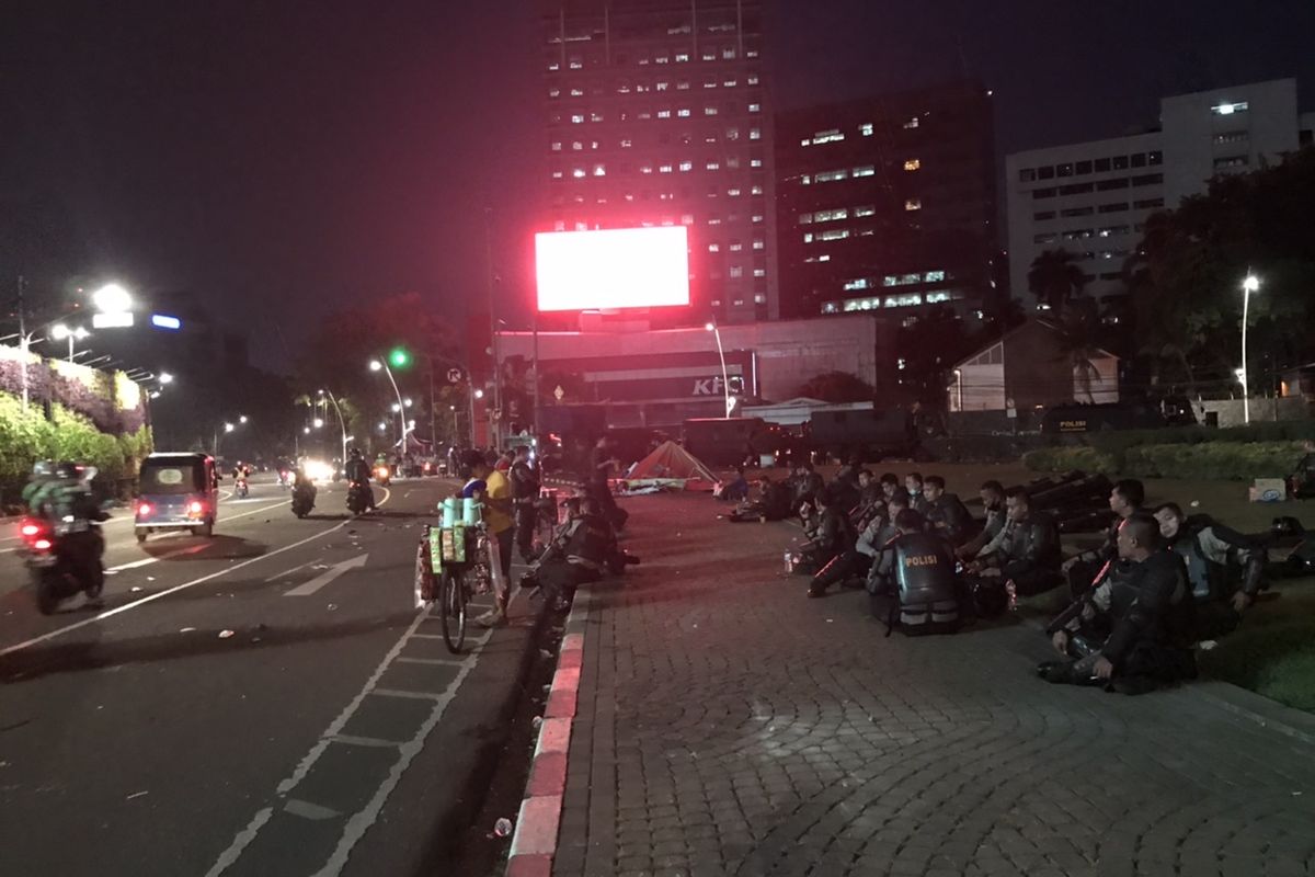 Suasana semitar Tugu Tani pascabentrokan pada Selasa (13/10/2020) sore.