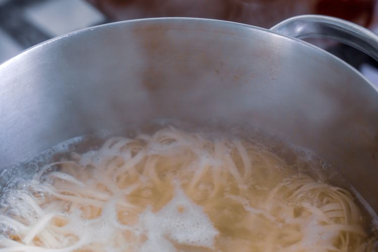 Air rebusan pasta bisa digunakan untuk melezatkan kuah sup.