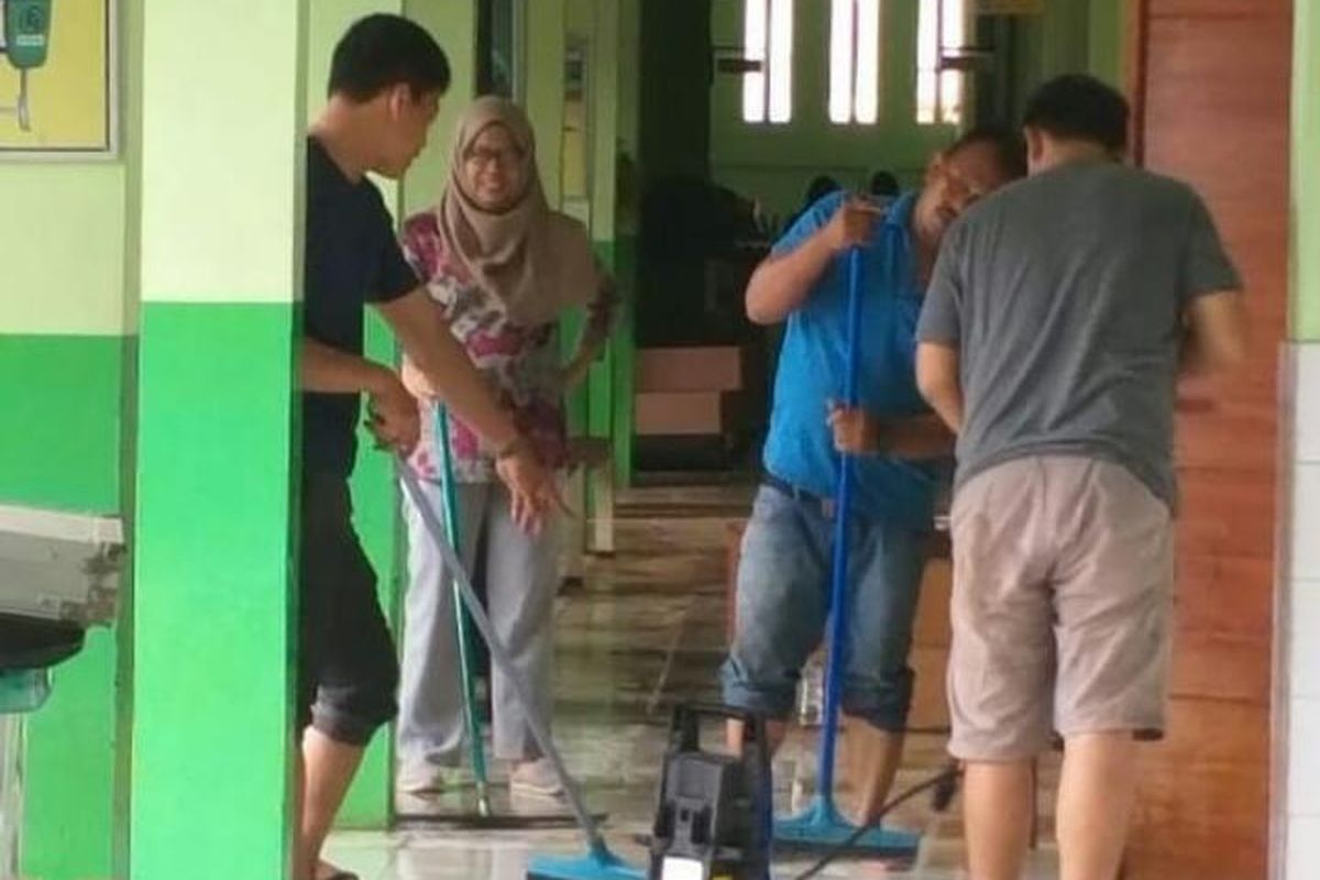 Kerja bakti pasca banjir di SMKN 45 Jakarta, Minggu (5/1/2020).