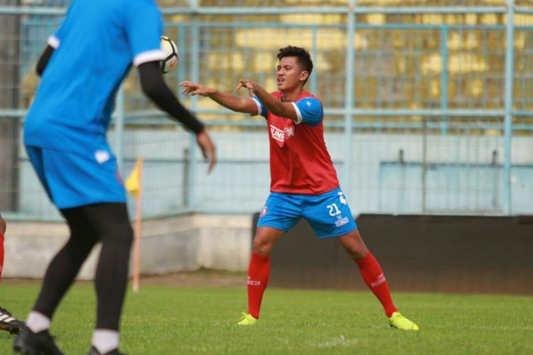 Dalmiansyah Matutu dalam sesi latihan di Stadion Kanjuruhan, Kabupaten Malang.