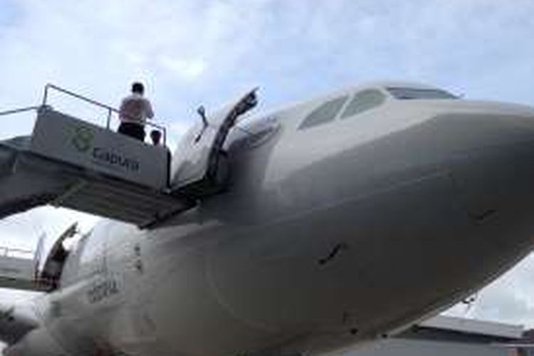 Tampak pesawat terbaru Garuda Indonesia, Airbus A330-300 dan Boeing 777-300ER yang diresmikan di Hangar 4 GMF-Aeroasia, Bandara Soekarno-Hatta, Tangerang, Senin (1/2/2016). 











