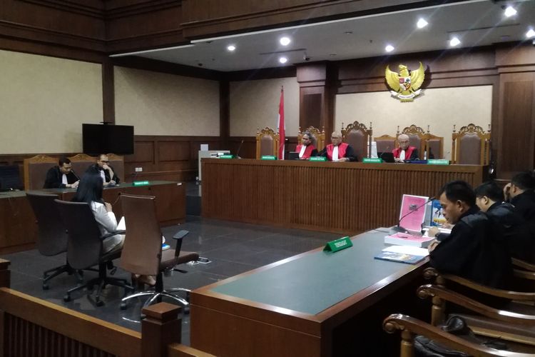 Mantan Bupati Talaud Sri Wahyumi Maria Manalip saat membaca nota pembelaan atau pleidoi di Pengadilan Tindak Pidana Korupsi, Jakarta, Senin (2/12/2019).