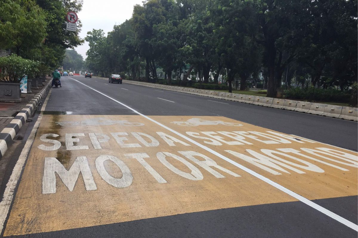 Pemprov DKI membuat jalur khusus sepeda motor dengan mencart ruas jalan di Jalan MH Thamrin dan Medan Merdeka Barat, Kamis (18/1/2018).
