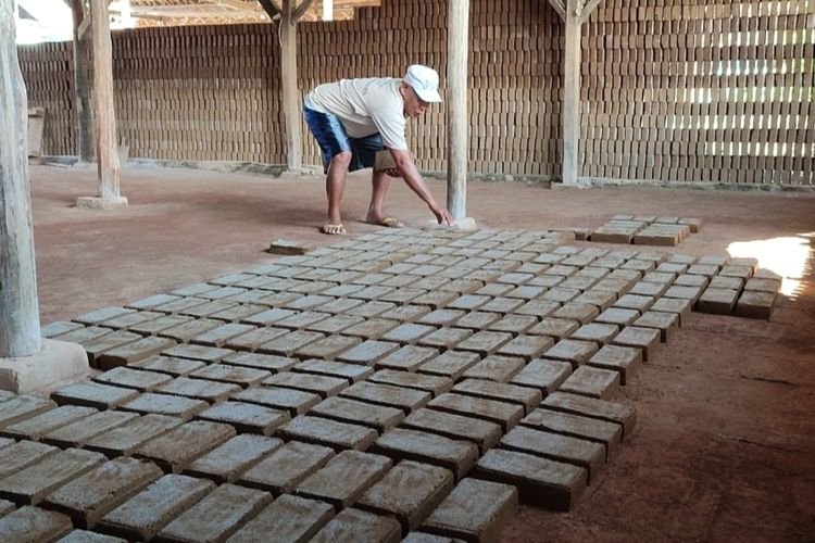 Sulaeman (74) dan Asmah (64) warga desa Karangmangu, Kecamatan Kramatmulya, Kabupaten Kuningan, Jawa Barat yang berhasil melunasi haji, dan berangkat pada tahun ini. Keduanya berangkat ke tanah suci atas kegigihan menabung dari sisa untuk membuat batu bata.