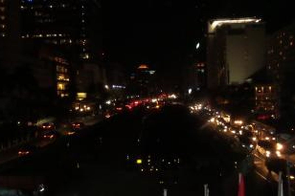 Lokasi proyek pembangunan mass rapid transit (MRT) di Jalan MH Thamrin yang gelap gulita akibat pemadaman lampu penerangan, Sabtu (28/3/2015). Pemadaman lampu penerangan di area tersebut merupakan bagian dari kampanye penghematan energi atau yang lebih dikenal dengan istilah Earth Hour.