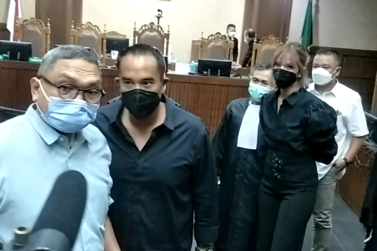 Terdakwa kasus penyalahgunaan narkoba, artis Nia Ramadhani (kanan) dan suaminya, Ardi Bakrie (tengah) setelab sidang perdana di Pengadilan Negeri Jakarta Pusat usai, Kamis (2/12/2021).