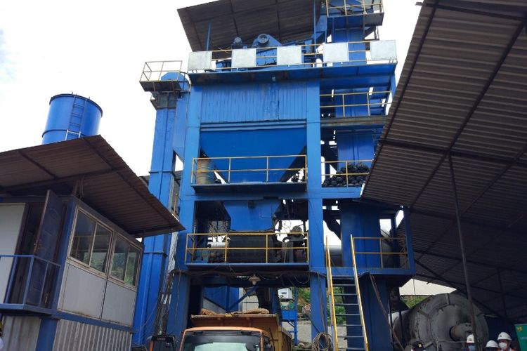 Asphalt Mixing Plant (AMP) atau alat pencampur aspal di Maros, Sulawesi Selatan, Selasa (24/10/2017).