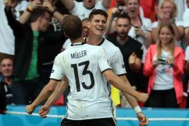 Perayaan gol Mario Gomez saat Jerman mengalahkan Irlandia Utara pada partai terakhir Piala Eropa Grup C di Stade Parc des Princes, 21 Juni 2016.