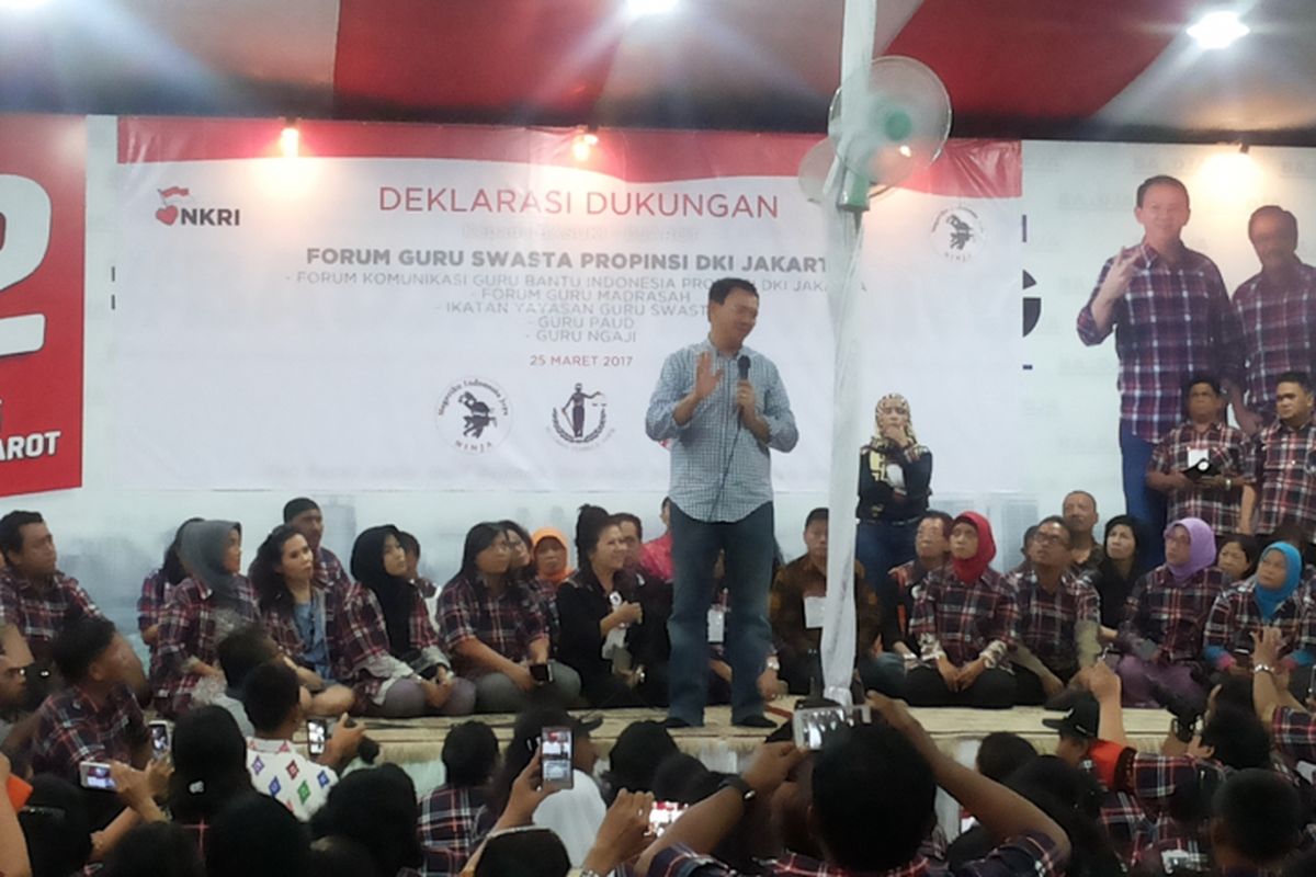 Calon gubernur DKI Jakarta nomor pemilihan dua Basuki Ahok Tjahaja Purnama saat menghadiri deklarasi yang diberikan forum-forum yang menaungi guru non pegawai negeri sipil (PNS) di Posko Rumah Badja, di Jalan Talang, Menteng, Jakarta Pusat, Sabtu (25/3/2017)