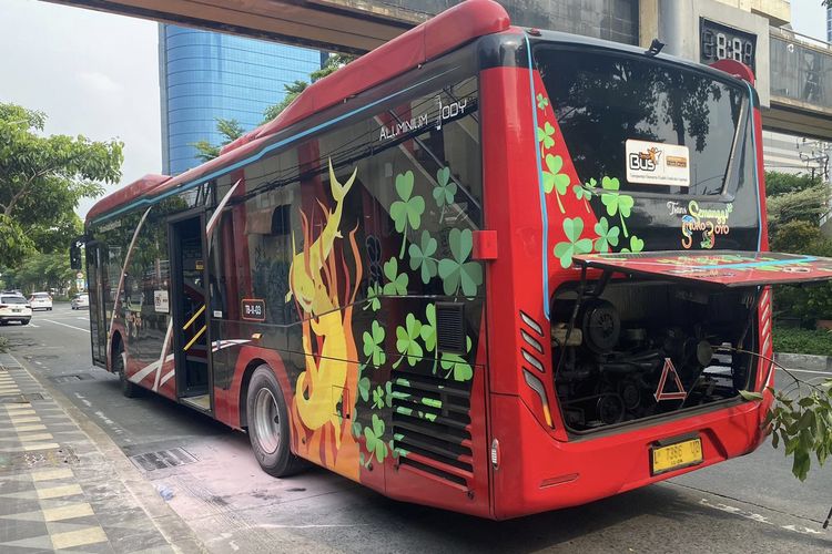 Bus Trans Semanggi usai mengeluarkan asap di Surabaya, Selasa (20/2/2024).