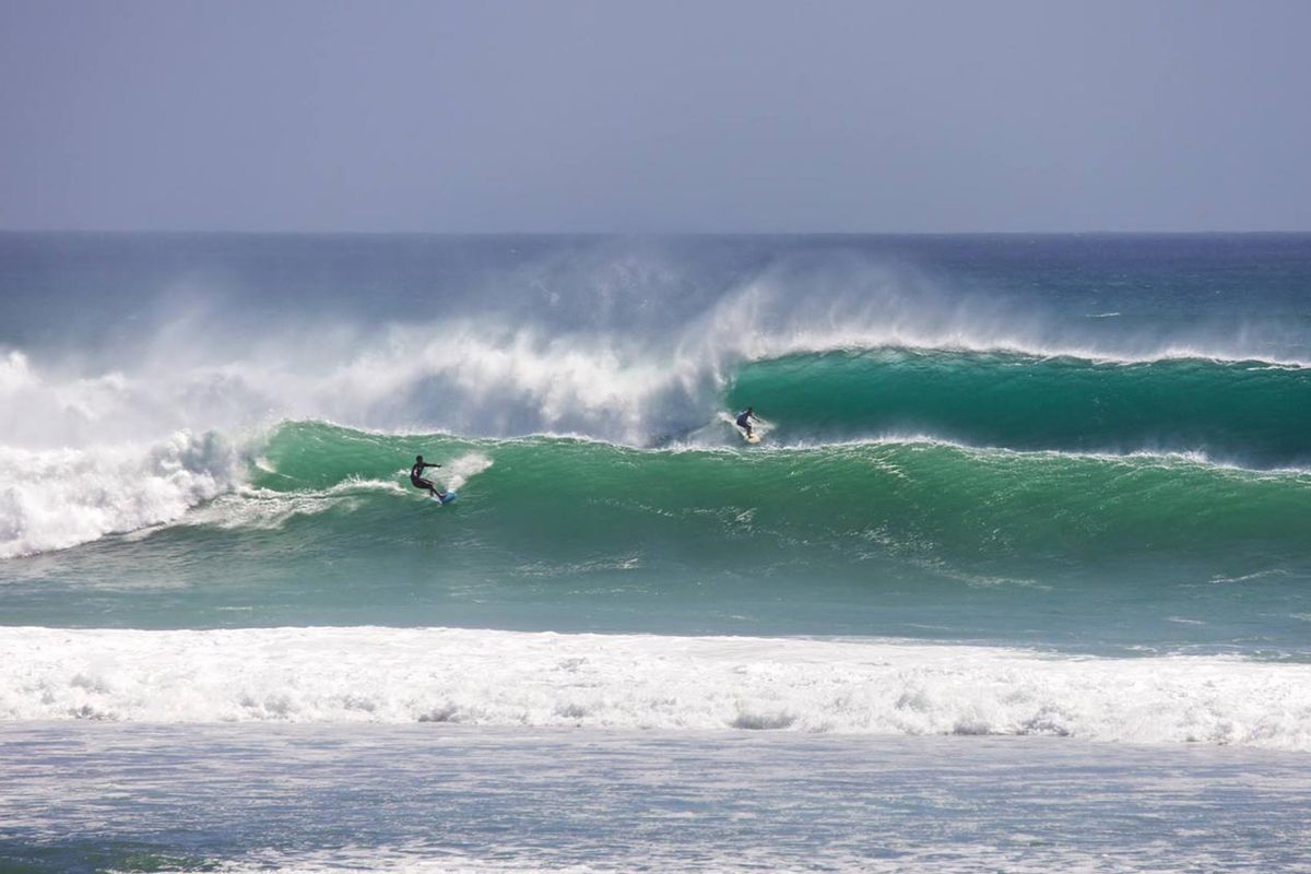 Aktivitas berselancar di Pantai Bingin, Uluwatu, Bali.