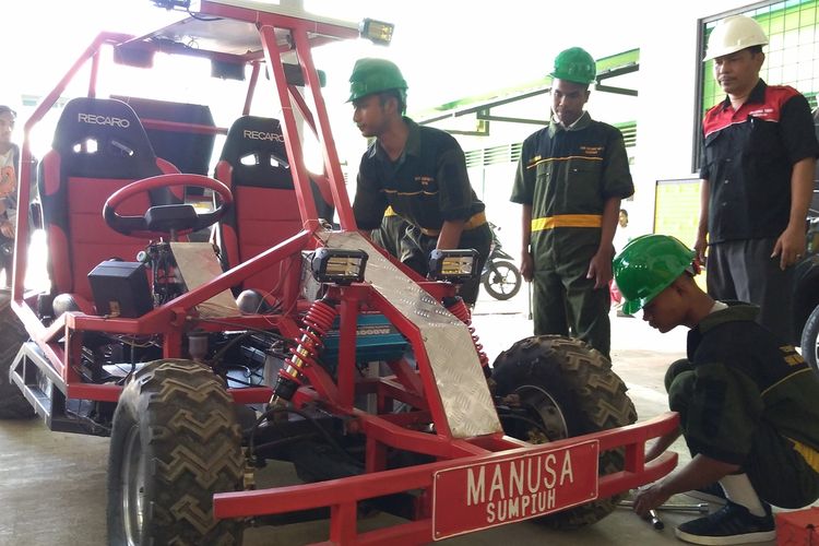 Siswa SMK Maarif NU 1 Sumpiuh, Kabupaten Banyumas, Jawa Tengah, menciptakan mobil listrik yang diberi nama Mobil Listrik Maarif (Molisma), Senin (2/9/2019).