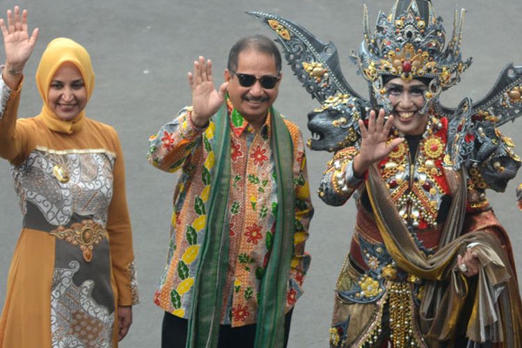 Menteri Pariwisata Arief Yahya (kedua kiri) dan Istri Poni Iravati (kanan), Bupati Jember Faida (kiri) dan Presiden Jember Fashion Carnaval (JFC) Dynand Fariz (kedua kanan), melambaikan tangan saat menghadiri acara puncak Jember Fashion Carnaval (JFC) ke-17, di Jember, Jawa Timur, Minggu (12/8/2018). Arief Yahya menyebut Kabupaten Jember sebagai Kota Karnaval yang menjadi destinasi wisata karnaval di Indonesia. 