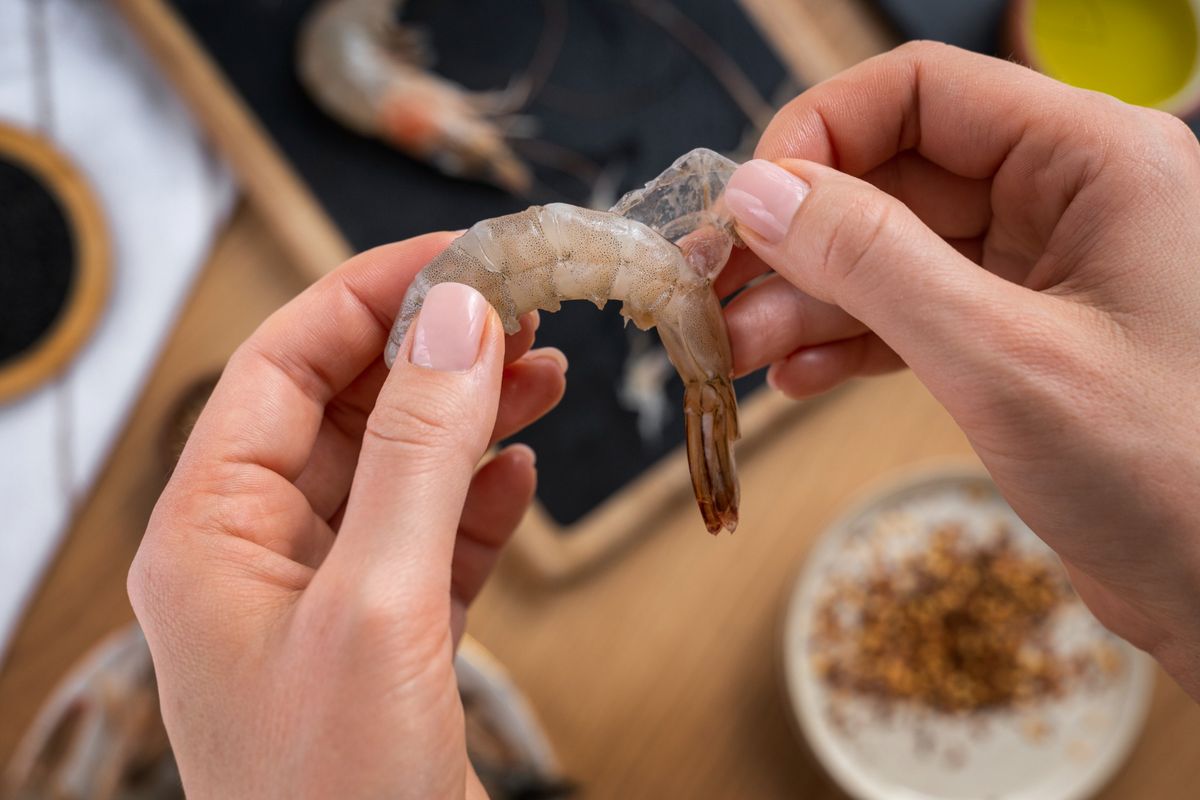 Kelompok siswa MAN 1 Kendari menyulap limbah cangkang kepiting dan kulit udang menjadi kemasan ramah lingkungan. 