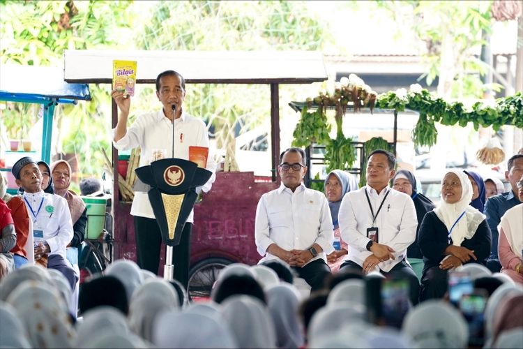 Presiden Jokowi memuji produk kripik tempe buatan salah satu nasabah PNM Mekaar. 