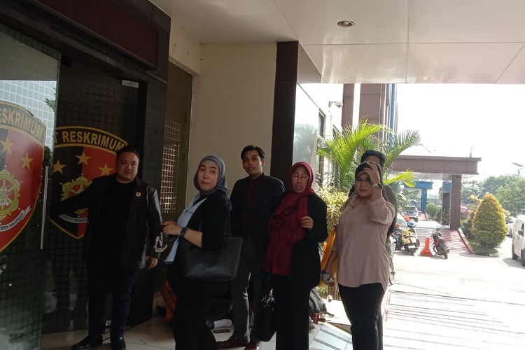 Para pengacara saksi kasus pembunuhan Vina dan Eky saat mendampingi kliennya datang ke Markas Kepolisian Daerah Jawa Barat, Selasa (11/6/2024). Mereka datang untuk mencabut kesaksian yang tertuang dalam berita acara pemeriksaan pada 2016.