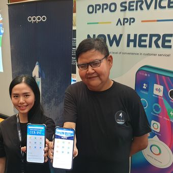 PR Manager Oppo Indonesia Aryo Meidianto (kanan) dalam acara peluncuran aplikasi Oppo Service di Jakarta, Kamis (22/8/2019). 