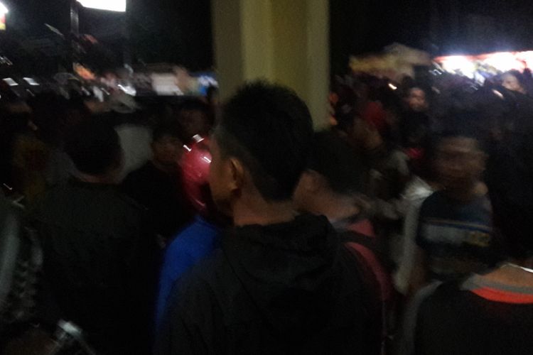Ratusan warga mengepung Mapolsek Galesong, Sulawesi Selatan dan terus meringsek hendak menghakimi pelaku penculikan dan pemerkosaan anak dibawah umur. Rabu, (29/3/2017).