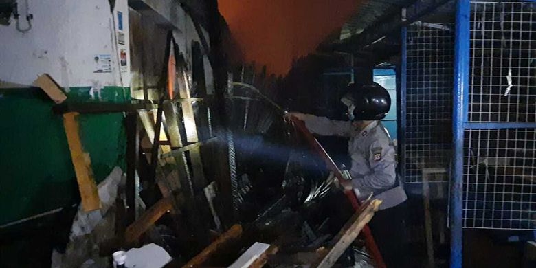 Petugas pemadam kebakaran dan Kepolisian dan TNI masih melakukan proses pendinginan kios yang terbakar di Pasar Ciawi, Kabupaten Tasikmalaya pada Senin (16/8/2021) dini hari.