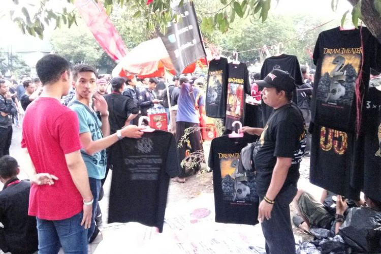 Edi saat melayani pembeli di luar Stadion Kridosono Yogyakarta