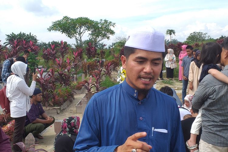 Nanda Sazali (31), selaku keponakan almarhum Aiptu Ruslan saat diwawancarai Kompas.com di TPU Kartama, Kecamatan Marpoyan Damai, Kota Pekanbaru, Riau, Rabu (21/12/2022).