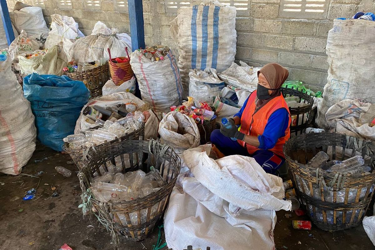 Bangoan Collection Center Tulungagung, Jawa Timur, pusat pengepul sampah botol plastik PET mitra Danone-Aqua.