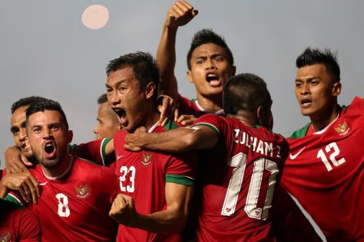 Para pemain tim nasional Indonesia merayakan keberhasilan mencetak gol ke gawang Thailand pada final pertama Piala AFF 2016, Rabu (14/12/2016). 