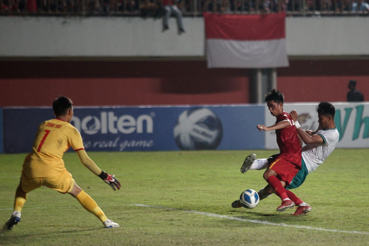 Pemain Timnas Indonesia U-16 Muhammad Kafiatur Rizky (kanan) berusaha menerobos pertahanan Timnas Vietnam U-16 saat laga final AFF U16 2022 di Stadion Maguwoharjo, Sleman, D.I Yogyakarta, Jumat (8/12/2022). Timnas Indonesia menjadi juara Piala AFF U16 2022 usai menang 1-0 atas Vietnam. ANTARA FOTO/Andreas Fitri Atmoko/rwa.
