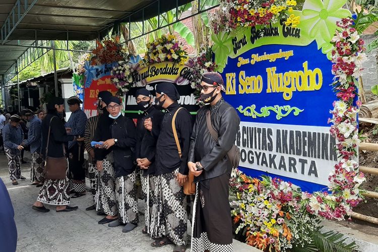 Pintu Masuk Rumah duka Ki Seno Nugroho. Penjaga tamu mengenakan Pakaian Jawa di Rumah duka Sedayu, Bantul Rabu (4/11/2020)