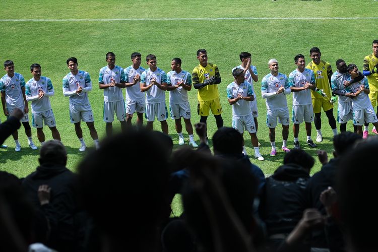 Para pemain Persib Bandung saat menyambut dukungan Bobotoh dalam sesi latihan Persib Rabu (30/8/2023) di Stadion Persib, SIdolig, Bandung. 
