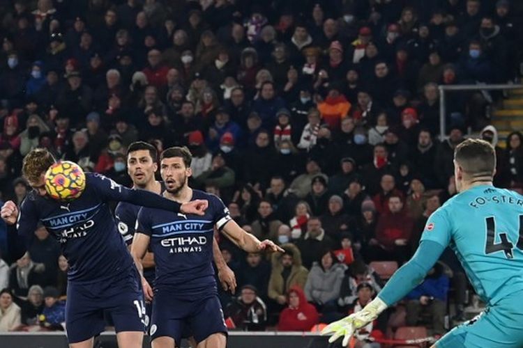 Bek Man City Aymeric Laporte menanduk bola masuk ke gawang Southampton. Partai Southampton vs Manchester City berlangsung di Stadion St Mary's pada Minggu (23/1/2022) dini hari WIB.