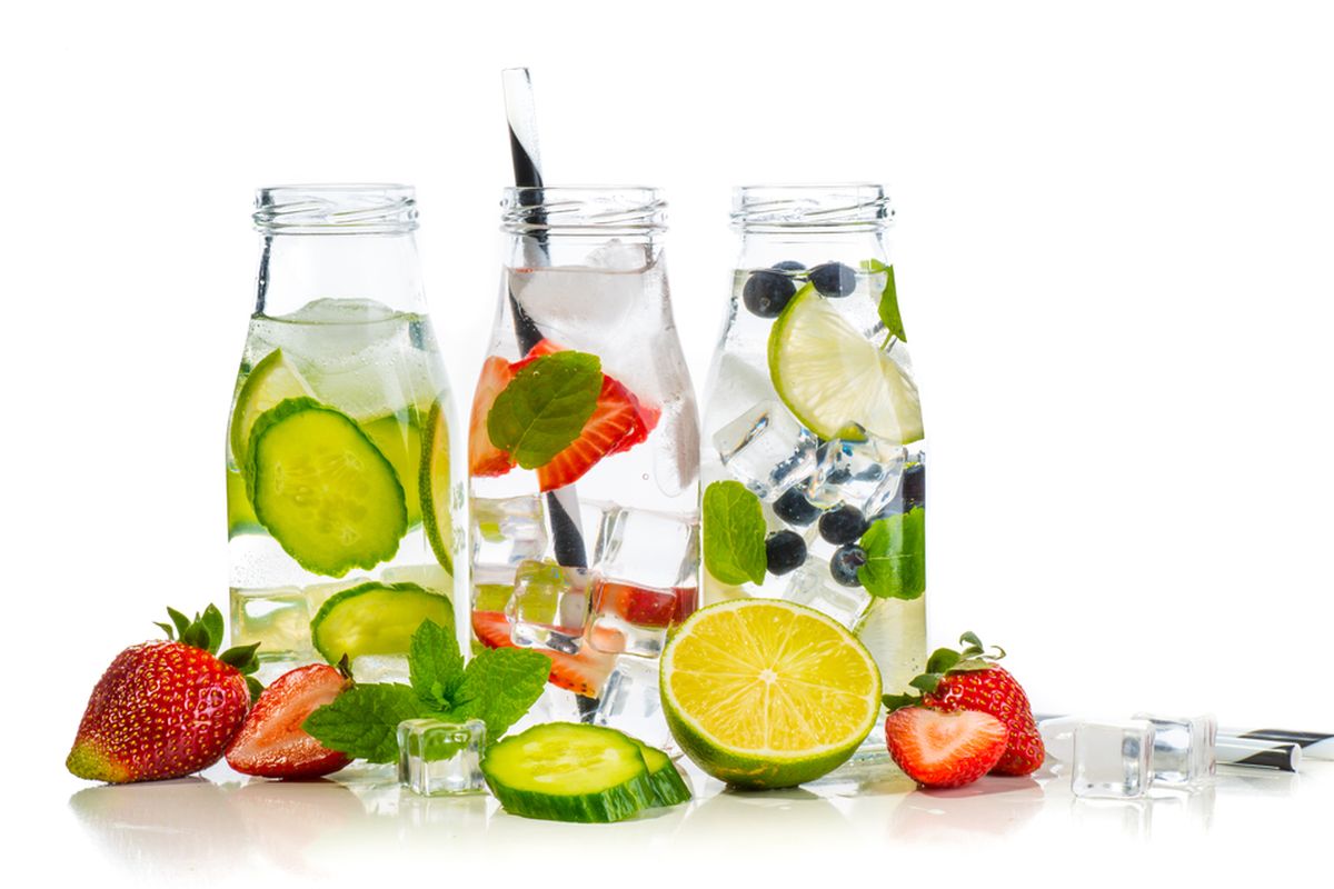 Minum infused water bisa menjadi pilihan minuman untuk diet jika kita bosan dengan air putih.