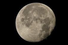 Stasiun Luar Angkasa Tertangkap Kamera Melintasi Bulan Purnama