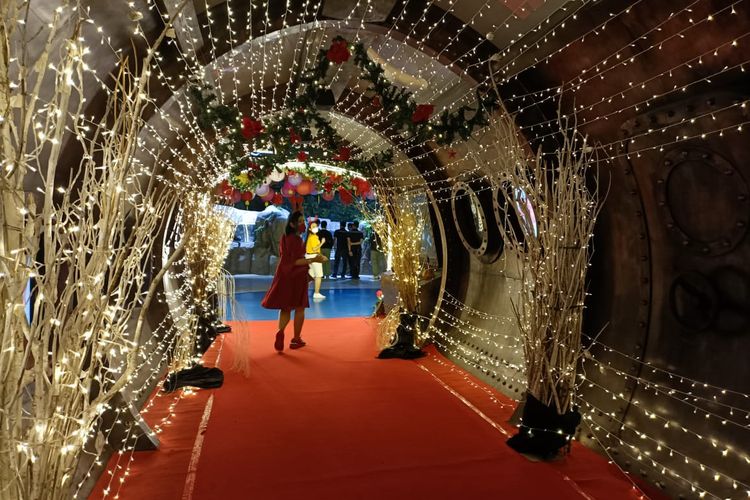 Magical Christmas Tunnel di Jakarta Aquarium & Safari, Jakarta Barat, Senin (20/12/2021).