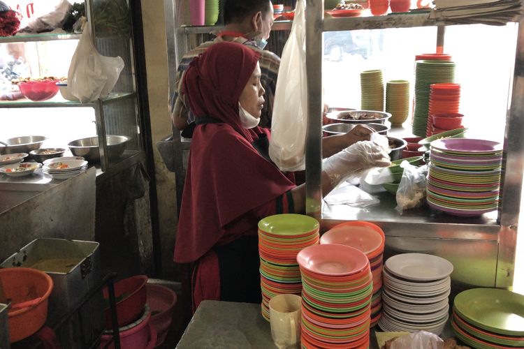 Pegawai tengah menyiapkan hidangan soto medan di Rumah Makan (RM) Sinar Pagi Jalan Sei Deli, Silalas, Medan Barat, Kota Medan, Sumatera Utara pada Kamis (30/12/2021) pagi. Pengunjung datang untuk menyantap menu andalan RM Sinar Pagi yakni soto medan.